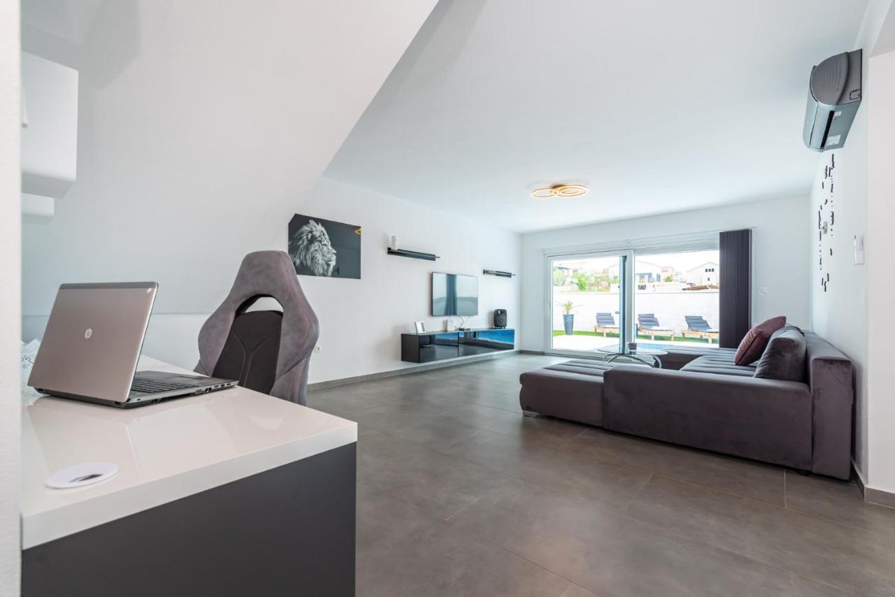 Luxury Villa Noemi Razanac Bagian luar foto