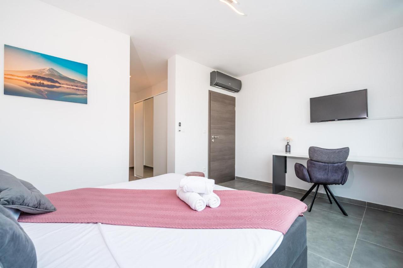Luxury Villa Noemi Razanac Bagian luar foto