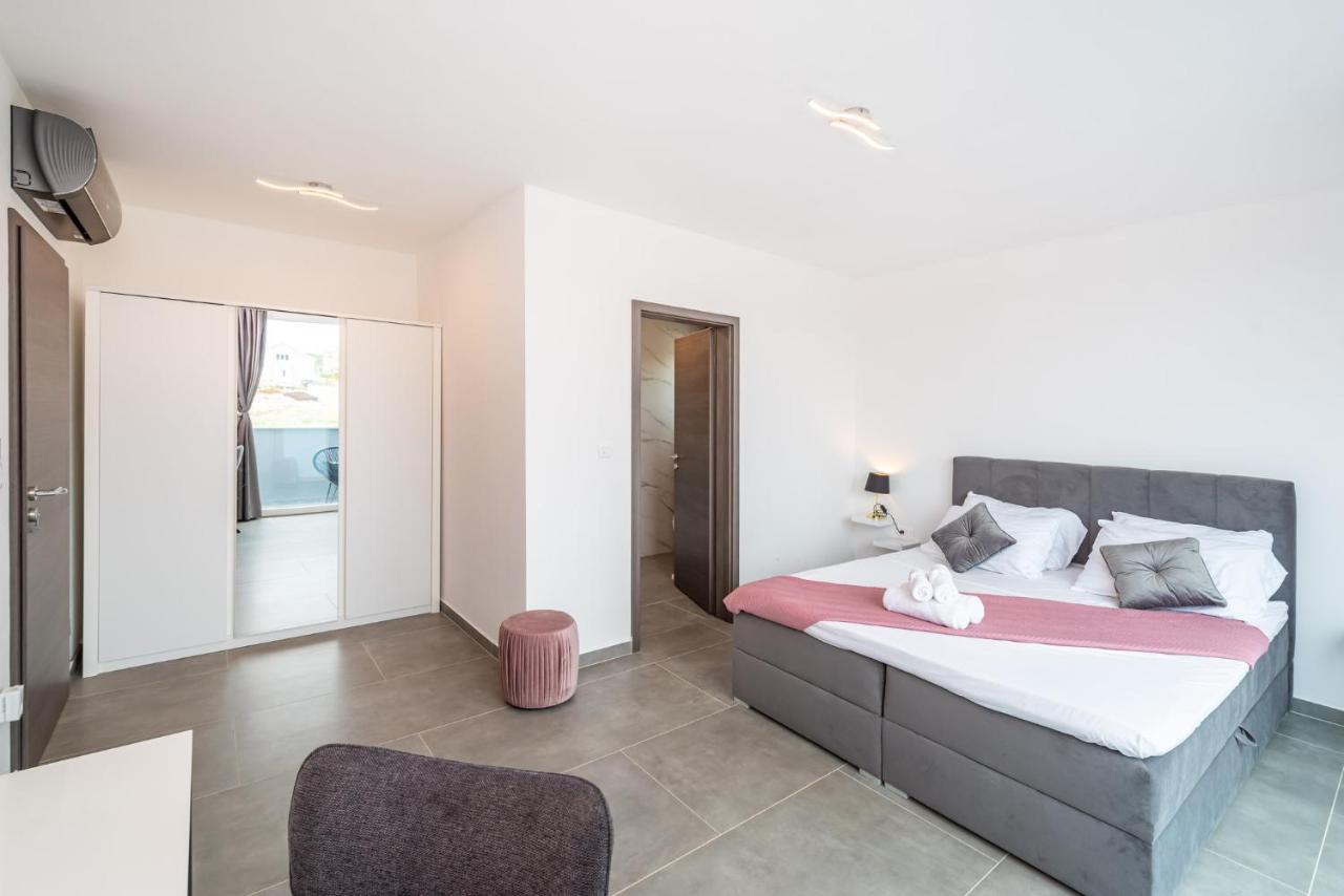 Luxury Villa Noemi Razanac Bagian luar foto